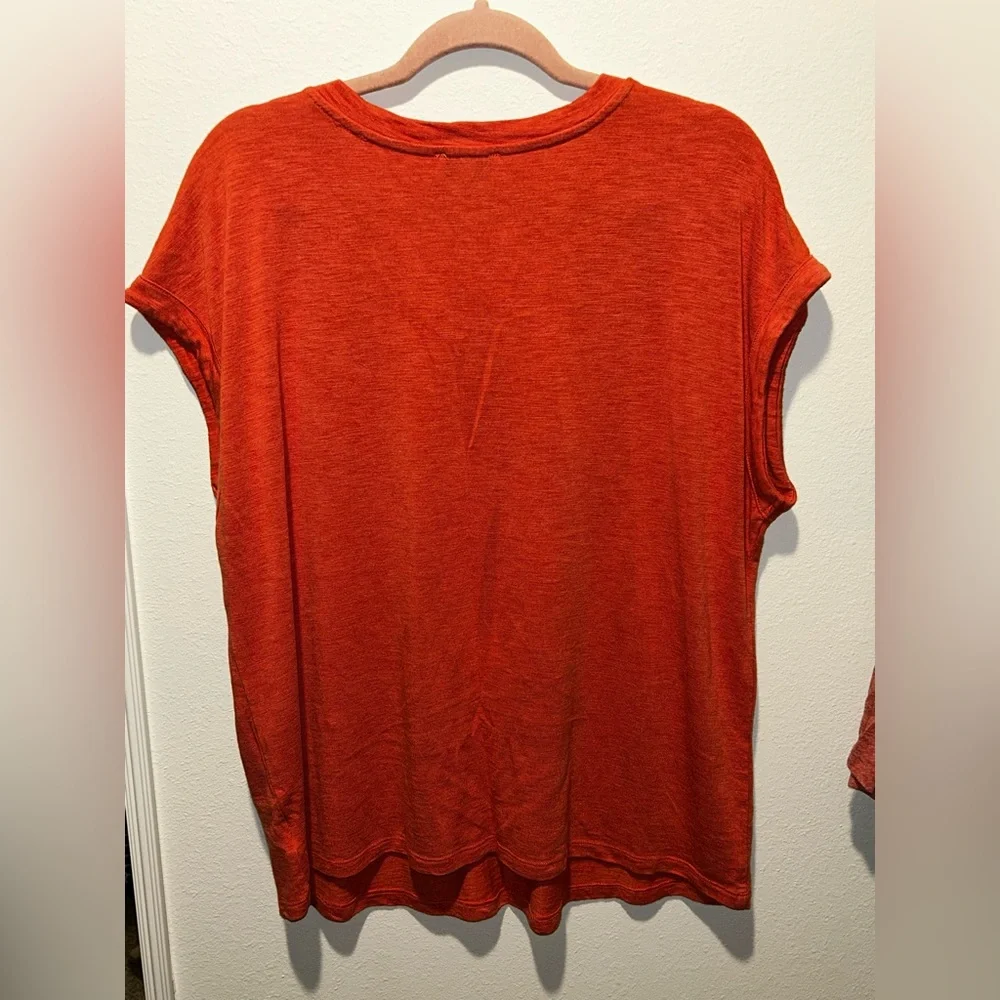 Jessica Simpson Women's Orange V‑Neck Cap Sleeve T Shirt - Picture 4 of 4